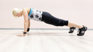 Personal trainer Anu Junnila tekee etunojapunnerrusta.