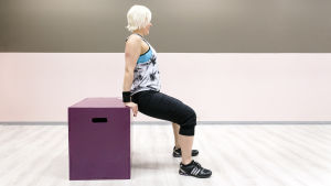 Personal trainer Anu Junnila tekee ojentajapunnerrusta.