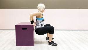 Personal trainer Anu Junnila tekee penkkidippiä.