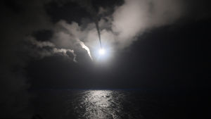 Amerikanska marinens bild av sin missilattack mot Syrien från Medelhavet den sjunde april 2017. USA:s marin utför missilattacker mot Syrien från Medelhavet den sjunde april 2017.