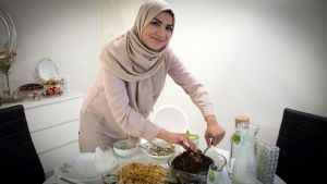 Kvällsmiddagen iftar är en tid för familj och vänner att mötas och äta gott. Muslimsk kvinna förbereder kvällsmåltiden iftar under ramadan.