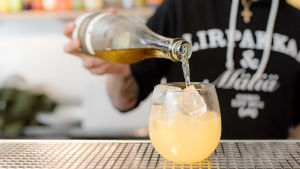 Bar manager Andreas Cederström kaataa keltaiseen drinkkiin alkoholitonta rieslingiä. 