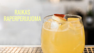 Kuva lasillisesta raikasta raparperijuomaa.