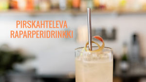 Kuva lasillisesta pirskahtelevaa raparperidrinkkiä.