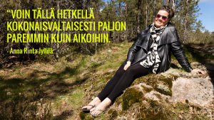 Anna Rinta-Jyllilä istuu heinikolla metsässä. Kuvassa teksti: "Voin tällä hetkellä kokonaisvaltaisesti paljon paremmin kuin aikoihin.