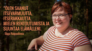 Saga Raippalinna metsämaisemassa. Kuvassa teksti: Olen saanut itsevarmuutta, itserakkautta, mielen rentoutumista ja suuntaa elämälleni.