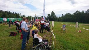 Jeremy Donner går i mål vid FSOM i klassen H10 RR. Ung orienterare kommer i mål vid FSOM 2017 i Pedersöre.