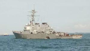 USS John S McCain har ett stort hål i sidan efter krocken med handelsfartyget. USS John S McCain har ett stort hål i sidan efter krocken med handelsfartyget.