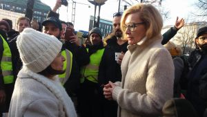 Inrikesminister Paula Risikko besöker asyldemon i Helsingfors inrikesminister Paula Risikko på asyldemon i Hfrs 2017