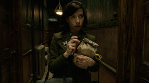 Sally Hawkins spelar den stumma Elsa. Elisa går ensam i en lång korridor.