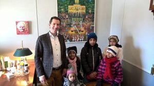Några av flyktingflickorna tillsammans med stadsdirektör Jan D. Oker-Blom. Flyktingbarn poserar tillsammans med Lovisa stadsdirektör.