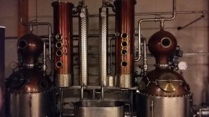 Modern destilleringsapparatur i steampunk-anda. Destilleringsapparatur i Smabyn på Åland.