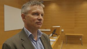 "Nu har ett antal underhuggare tagit vid och de har kanske inte styrkan att sätta åt sina yngre medlemmar, utan det skjuts hejvilt", säger chefsåklagare Pär Andersson om de nya kriminella gängen i Malmö. Porträttbild på chefsåklagare Pär Andersson vid Malmö tingsrätt.
