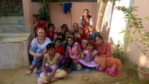 Sabina Bergholm (längst t.v.) på barnhem i Indien. Hon har grundat en organisation som driver barnhem. sabina bergholm i ett gruppfoto tillsammans med barn och handledare på ett indiskt barnhem.