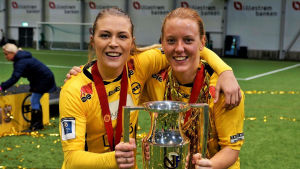 Mimmi Löfvenius och Anna Westerlund firar titeln. Anna Westerlund avslutade sin sejour i LSK med cupguld.