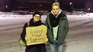 Lotta Selänniemi och Anton Kunnas väntar på bussen till Helsingfors. Anton Kunnas och Lotta Selänniemi skolstrejkar för klimatet.