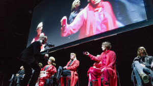 Claudius (Eero Aho) i fokus då Hamlet (Jussi Nikkilä) precis tänker avslöja att han vet vad Claudius gjort. Scen ur Hamlet.
