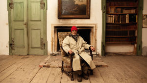 Horst von Wächter i hans familjs nedgångna slott i Österrike. Horst von Wächter sitter i en fotölj.