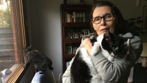 Christina Sandberg har forskat i finlandssvenska dödsannonser. Forskaren Christina Sandberg med sina katter.