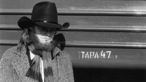 Pekka Myllykoski poseeraa stetson päässä. Arkistokuva dokumentista Mystinen metsätyömies.