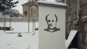 Stencil av Runeberg på ett skjul vid Borgågården. Stencil av Runeberg på ett skjul vid Borgågården.