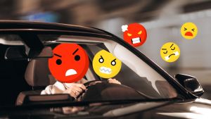 Auto, kuljettajan kasvojen paikalla kiukkuisia hymiöitä.