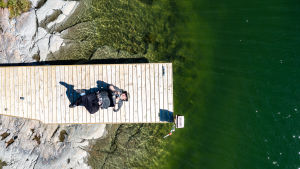 Skribenten på samma holme, fler år senare. Marcus Rosenlund på en brygga i skärgården.