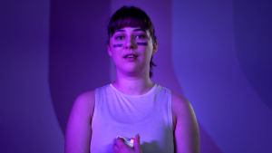 Mathilda Kruse som den konstant kåta Esther. Esther (Mathilda Kruse) i lila ljus