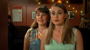 Esther (Mathilda Kruse) och Linda (Vivi Lindberg). Kaksi nuorta naista (näyttelijät Mathilda Kruse ja Vivi Lindberg) ravintolassa.