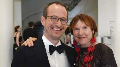 Regissören Juho Kuosmanen och författaren Rosa Liksom på röda mattan i Cannes.