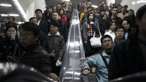 Morgonpendlare på en metrostation i Shanghai. Morgonpendlare på en metrostation i Shanghai.