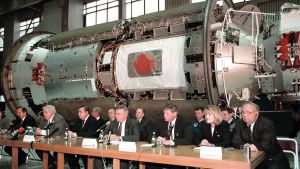 Den första delen av den internationella rymdstationen presenteras i Moskva. Den första delen av den internationella rymdstationen presenteras i Moskva.