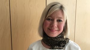Det är viktigt att alla kommer ihåg att söka vård om man känner sig sjuk, också fast man inte tror att det är brådskande, säger Miia Lindström från Pargas stad. en leende miia lindström