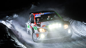 Emil Lindholm höll bra fart också då mörkern infallit. Rallybil kommer susande på snötäckt väg på natten.