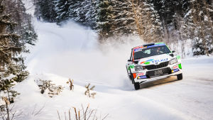 Emil Lindholm och Mikael Korhonen susar fram på en skogsväg i Joensuu. En rallybil susar fram på en snötäckt skogsväg.