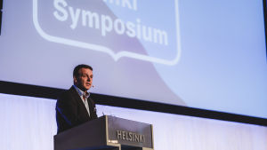 Jan Vapaavuori bjöd till symposium om urbaniseringstrenden. Jan Vapaavuori håller tal i stadshusets festsal.