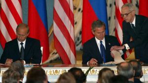 George W. Bush och Vladimir Putin signerar SORT-avtalet. George W. Bush och Vladimir Putin signerar SORT-avtalet i maj 2002.