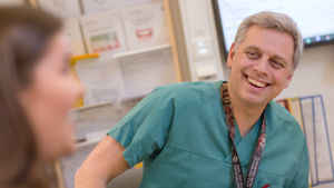 St. Olavs hospital: Nils Petter Fossland vid avdelningen för mun- och ansiktskirurgi i Trondheim var ledig dagen då olyckan skedde, men har opererat henne och följt henne tätt tiden efter det. Leende läkare