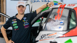 Emil Lindholm körde övertygande i katalanska VM-rallyt. Emil Lindholm står bredvid sin rallybil.