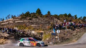 Emil Lindholm trivs i rallytävlingar som körs på asfalt. En rallybil svänger i en kurva.