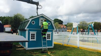 Lekstuga lyfts på plats i ny lekpark i Lovisa.