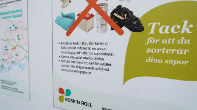 Bild av skylt vid avfalsspunkt som tackar för att man sorterar sitt avfall och instruerar vad man kan göra om kärlet är fullt.