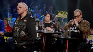Spända miner i väntan på resultatet. Pertti Kurikan Nimipäivät väntar spänt på resultaten.