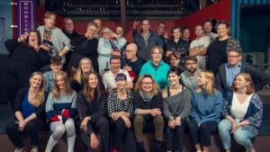 Hela produktionsteamet Hela ensemblen för Babyface på scenen.