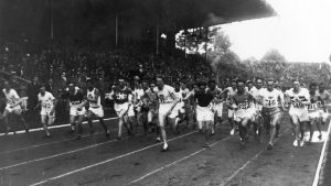 Lagtävlingen var en uppvisning av de finska löparna. Starten på 10000 meter i OS i Paris 1924.