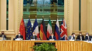 EU-delegation i Wien diskuterar Irans kärnenergiavtal i ett försök att få med USA igen EU-delegation i Wien diskuterar Irans kärnenergiavtal i ett försök att få med USA