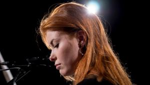 Felicia är ung och ännu i början av sin solokarriär men själv menar hon att ålder inte spelar någon roll inom musiken. felicia på scenen.
