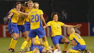 Svenska glädjescener i Portland för 16 år sedan. Svenska spelare firar segern mot Kanada i Portland sommaren 2003.