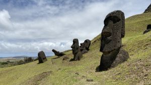 Erosion har fått statyerna vid Rano Raraku att sjunka ner i jorden. De har kroppar undertill. Statyer på Påskön