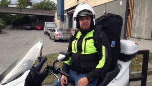 Husbybon Mika-Christian Mäenpää säger att bilar bränns varje vecka i Husby - om man inte har bilen i garage är den kanske inte kvar på morgonen. Husbybon Mika-Christian Mäenpää sitter på sin motorcykel.